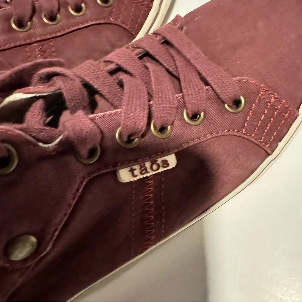 Taos Top Star Distressed Bordeaux Sneaker Size 7.5